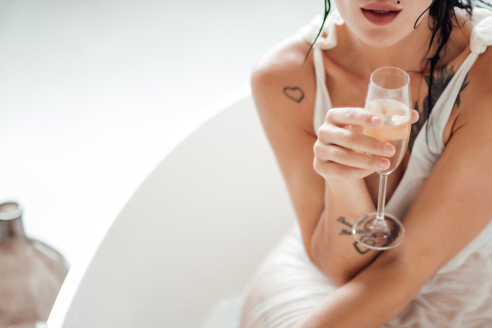 Nago w jacuzzi: Jakie są zasady i reakcje gości?
